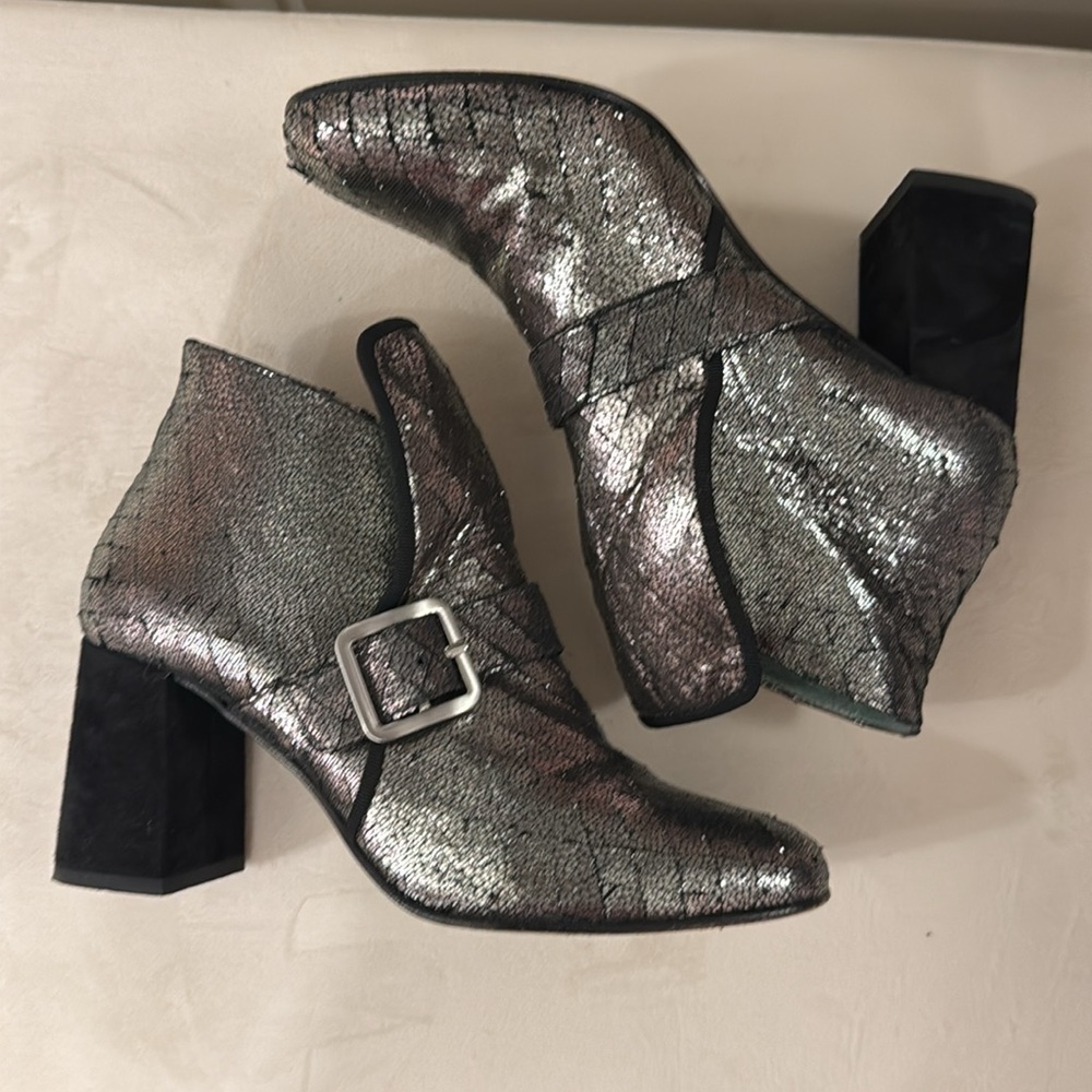 Paola d’Arcano shiny dark silver ankle bootie with buckle sz 38